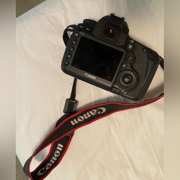 Cannon EOS 5D Digital Camera - Picture 6 of 8